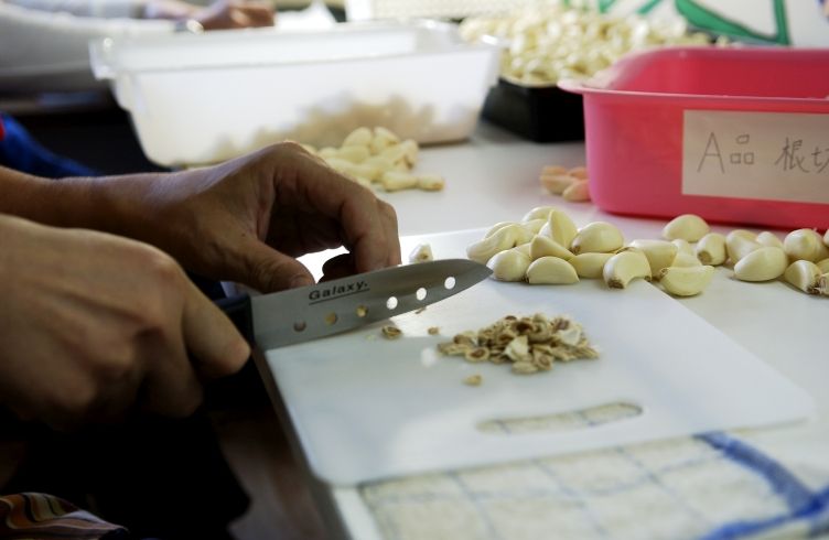 乙村式にんにくを包丁で切る作業中