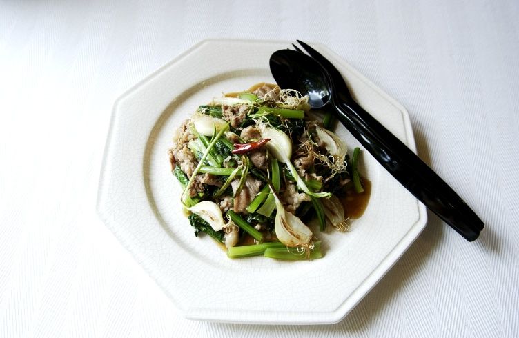 乙村式にんにく、豚肉、小松菜の炒め物