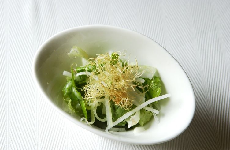 乙村式にんにくの素揚げ　サラダのトッピングに